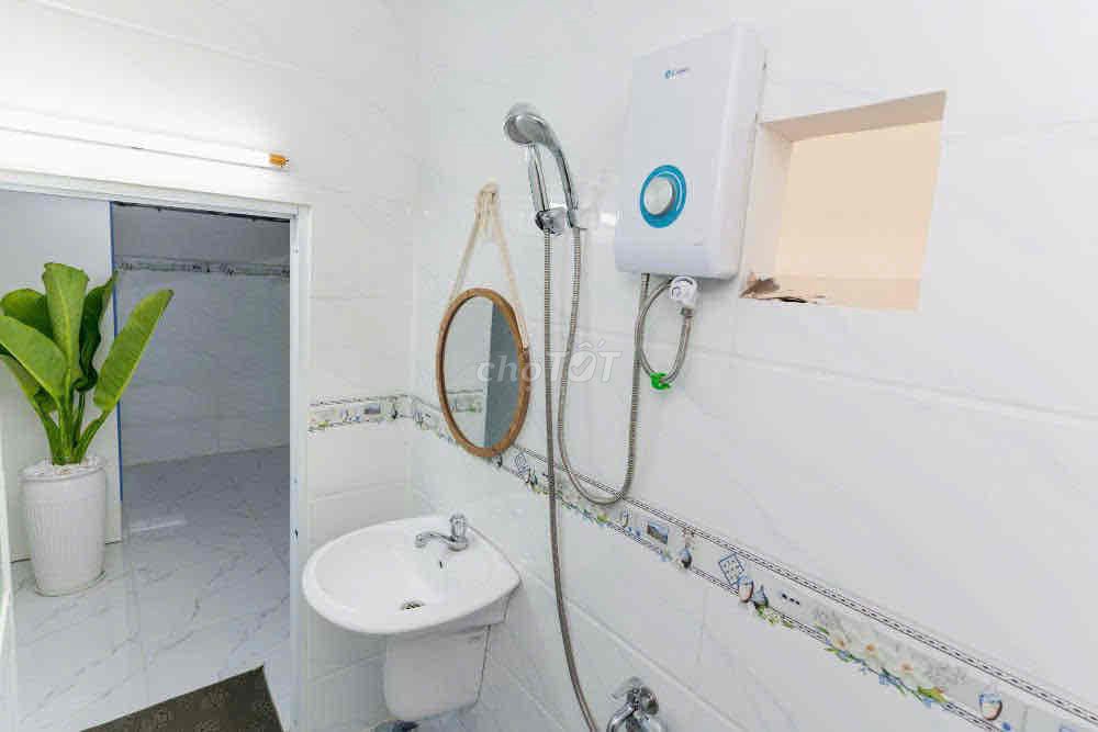 Reservation Room Full interior with an open etown Cộng Hoà elevator.