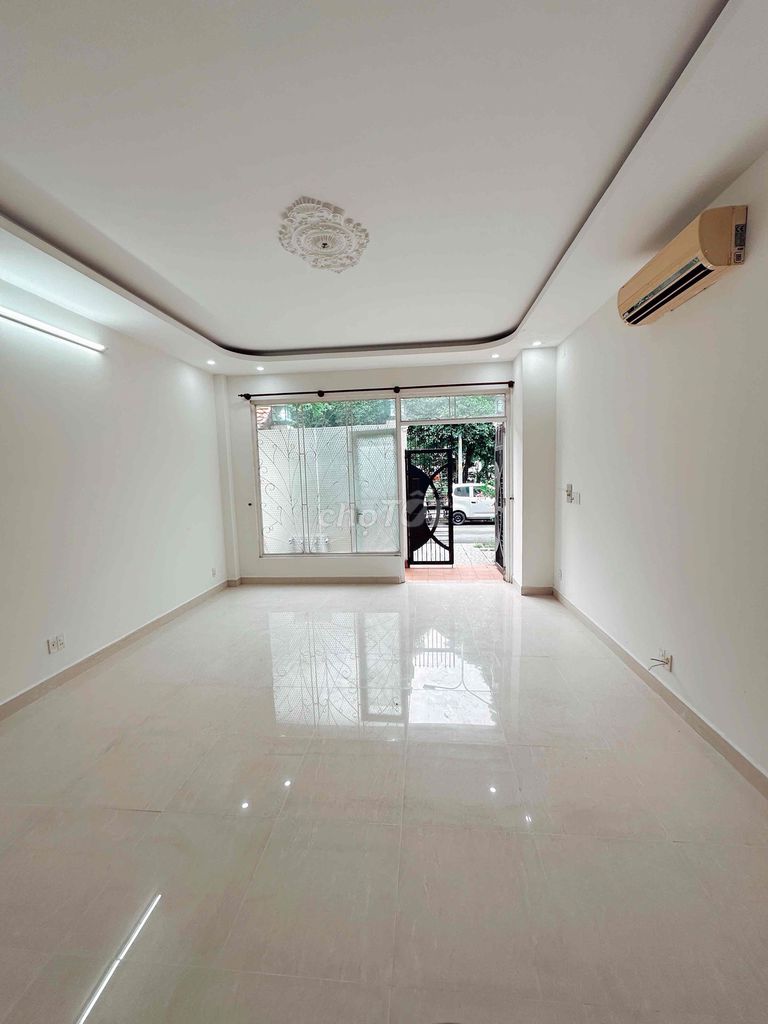 front of the house is the green park - area 5 x 20 meters - car park comfortable