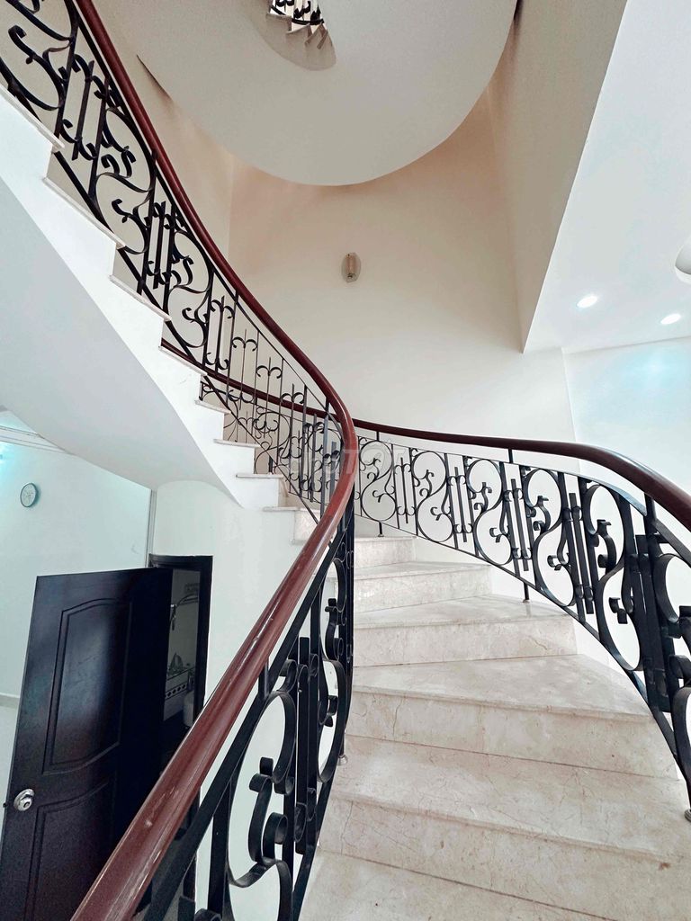 front of the house is the green park - area 5 x 20 meters - car park comfortable