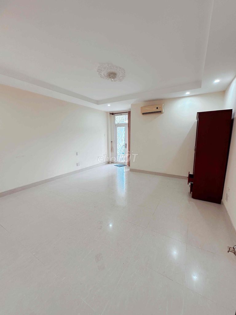 front of the house is the green park - area 5 x 20 meters - car park comfortable