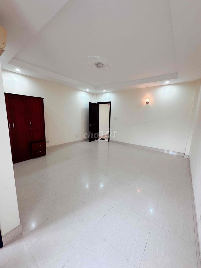 front of the house is the green park - area 5 x 20 meters - car park comfortable