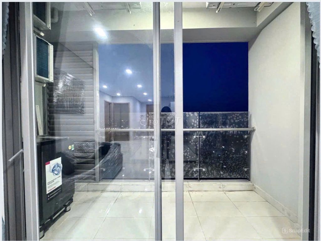 Um, rent apartment skynine. Area 83 meters, three bedrooms, full interior. That's 14 million.