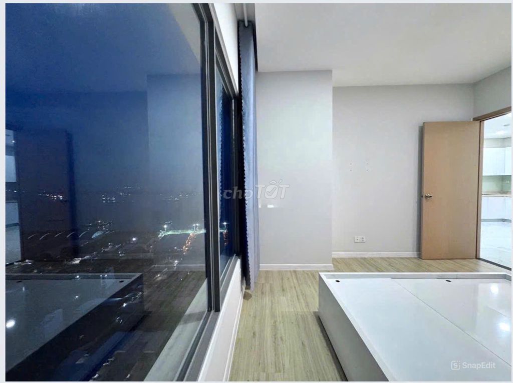 Um, rent apartment skynine. Area 83 meters, three bedrooms, full interior. That's 14 million.