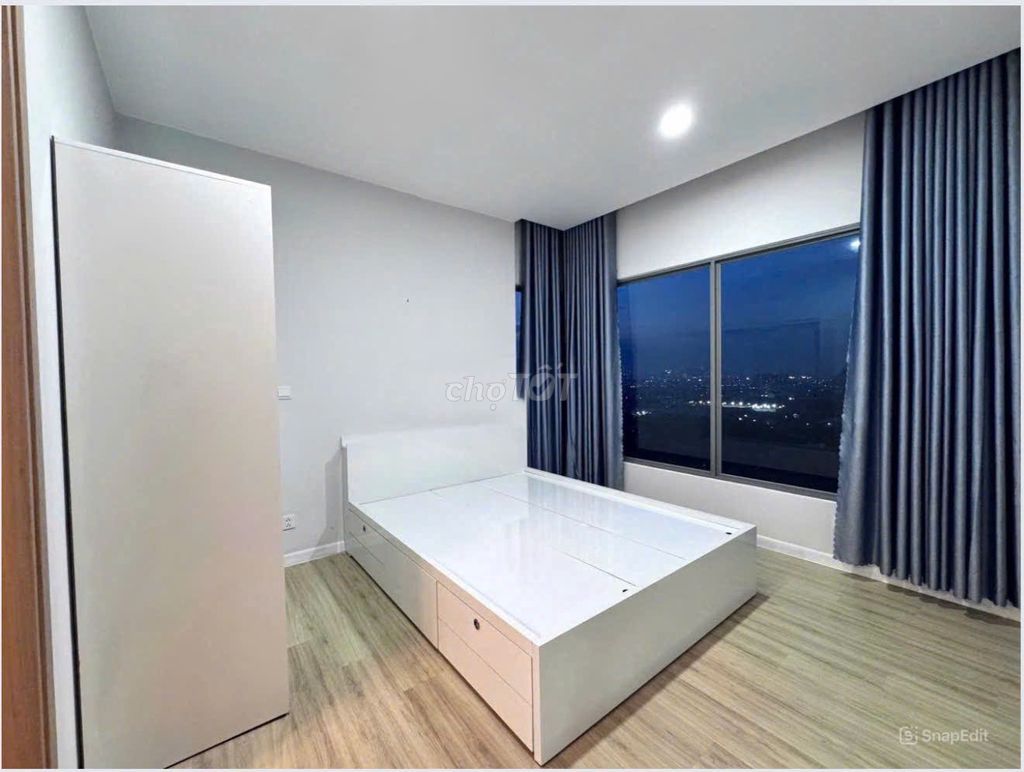 Um, rent apartment skynine. Area 83 meters, three bedrooms, full interior. That's 14 million.