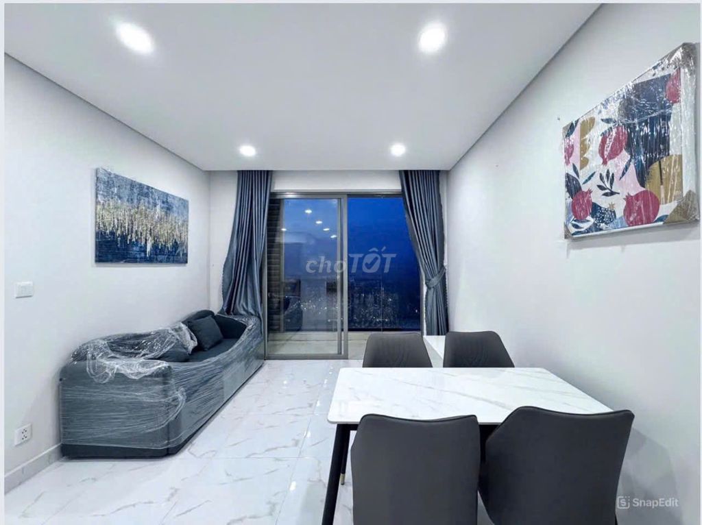 Um, rent apartment skynine. Area 83 meters, three bedrooms, full interior. That's 14 million.