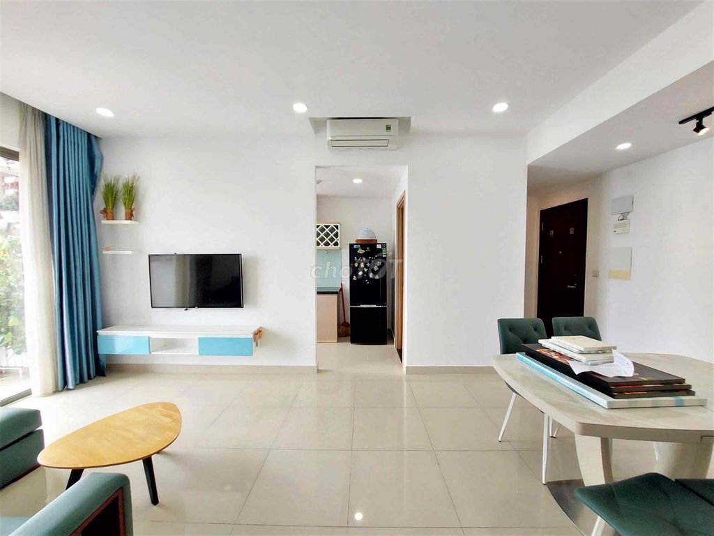 A nice three-view airport apartment called Novaland