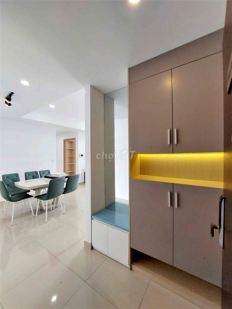 A nice three-view airport apartment called Novaland
