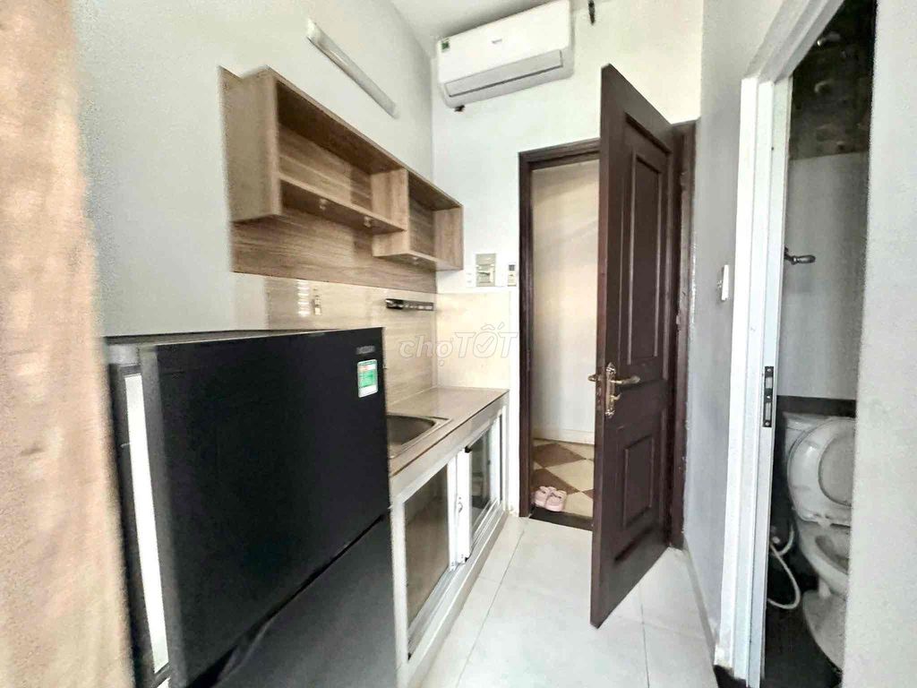 Rent us the light window room, the furniture. Super close to ufd, kcx, nttu District 4