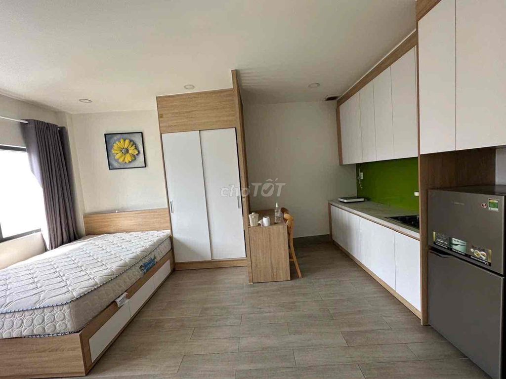 The owner himself hired room Full Seven in the Blue Bank.