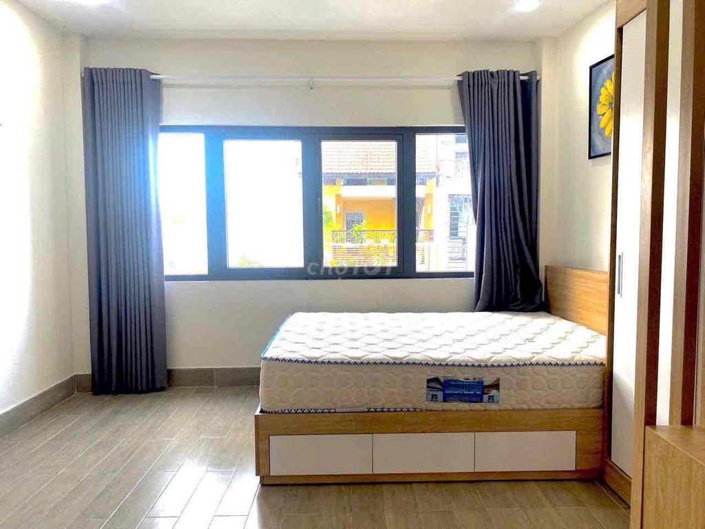 The owner himself hired room Full Seven in the Blue Bank.