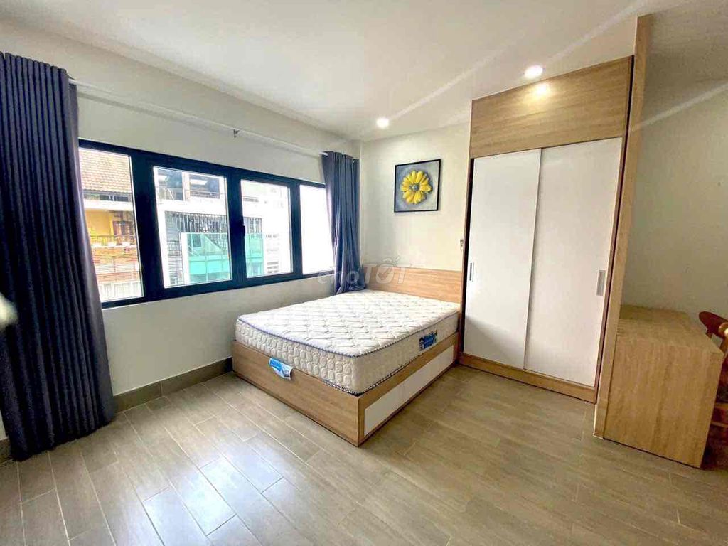 The owner himself hired room Full Seven in the Blue Bank.