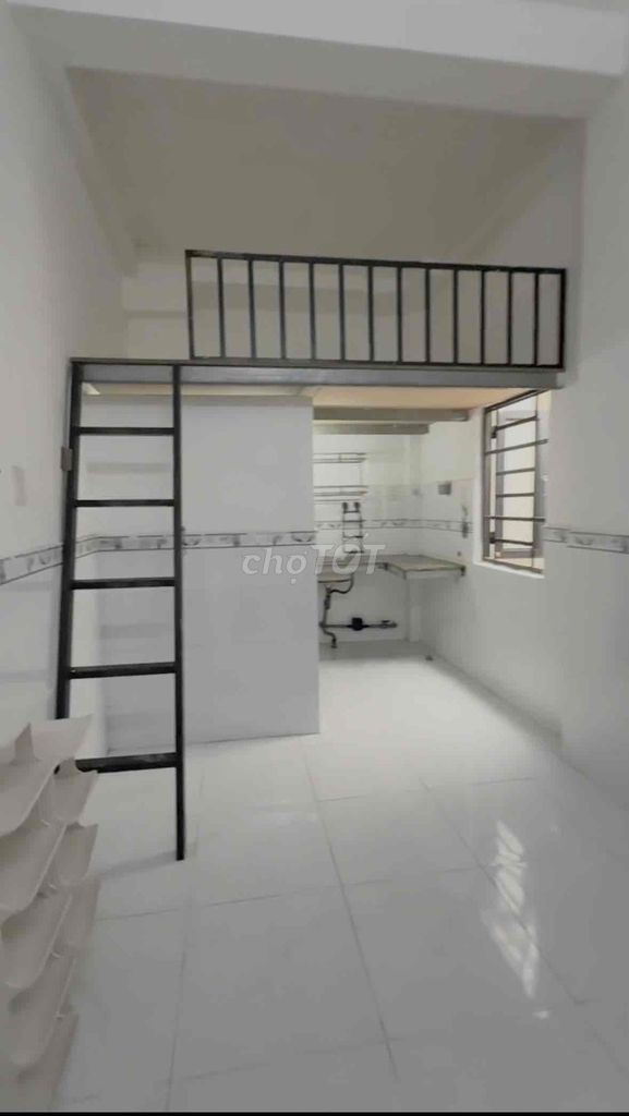 The room has a window right here. Tỉnh lộ 10 Bình Tân.