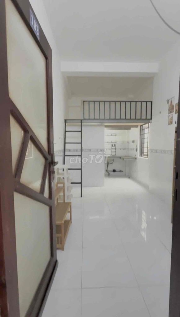 The room has a window right here. Tỉnh lộ 10 Bình Tân.