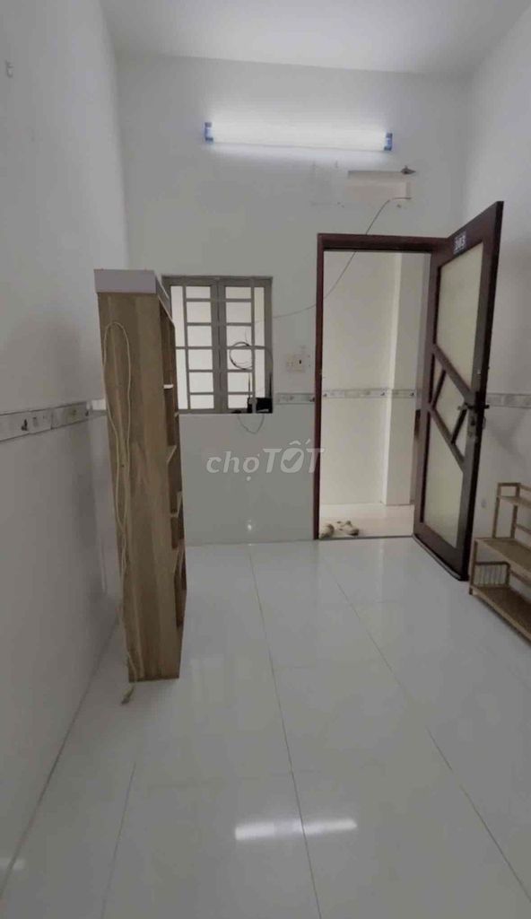 The room has a window right here. Tỉnh lộ 10 Bình Tân.
