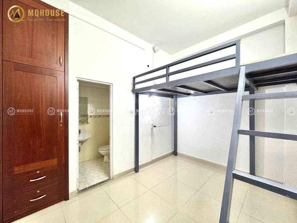 Rent a suite full of sevens near the Bimbo Bimund.
