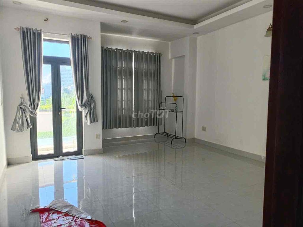 For renting the Originals 5 x 18 meters, 1 TRI 2 floors plus the Upper Court, 22 million a.m.