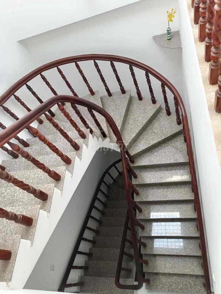 For renting the Originals 5 x 18 meters, 1 TRI 2 floors plus the Upper Court, 22 million a.m.