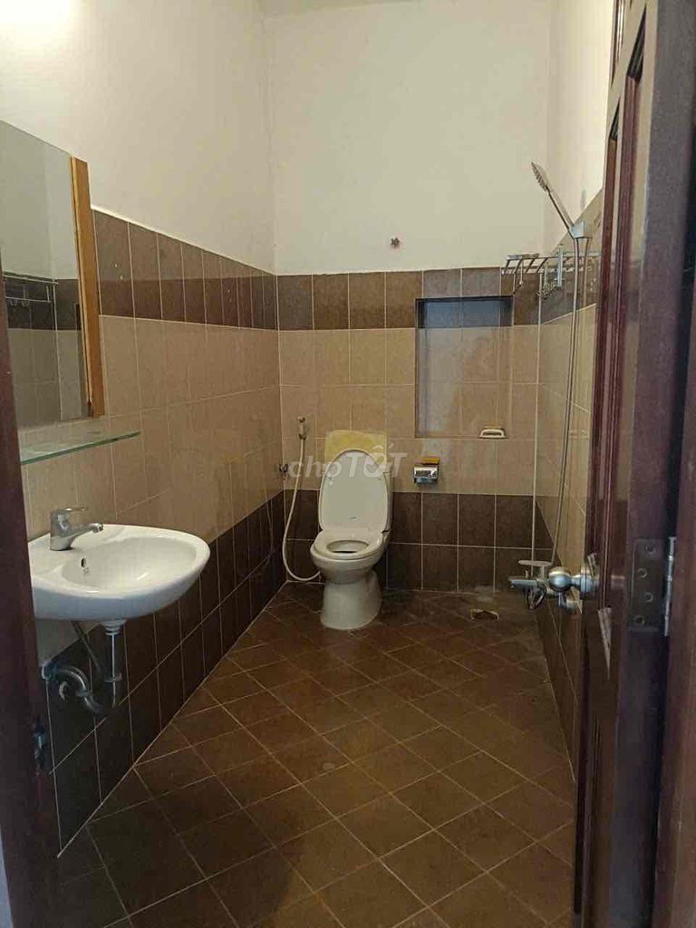 For renting the Originals 5 x 18 meters, 1 TRI 2 floors plus the Upper Court, 22 million a.m.