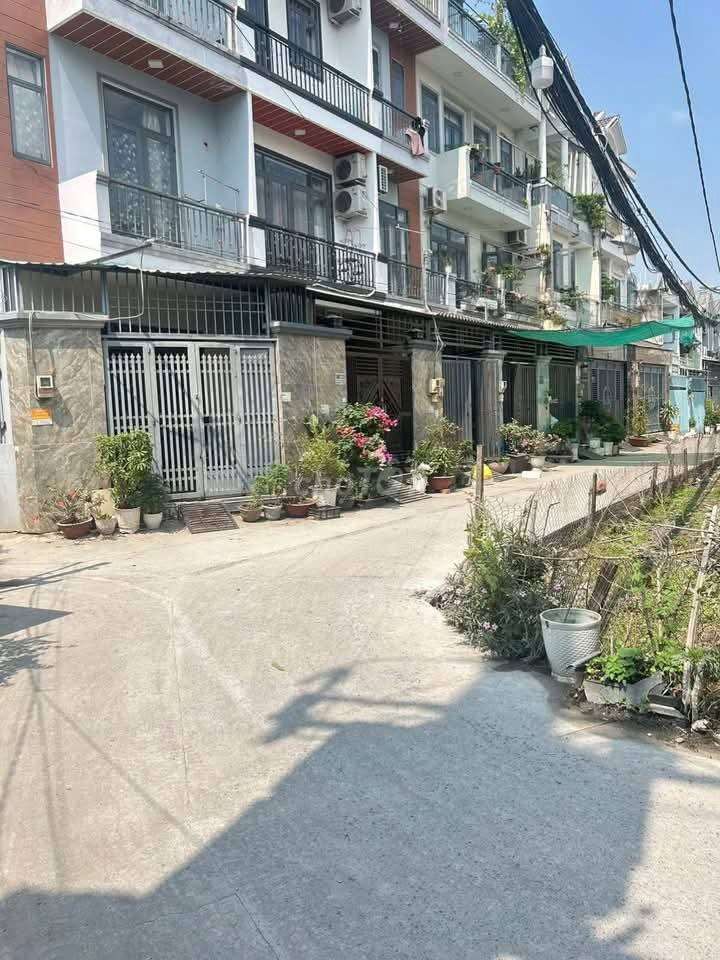 The empty houses need to find students or small families