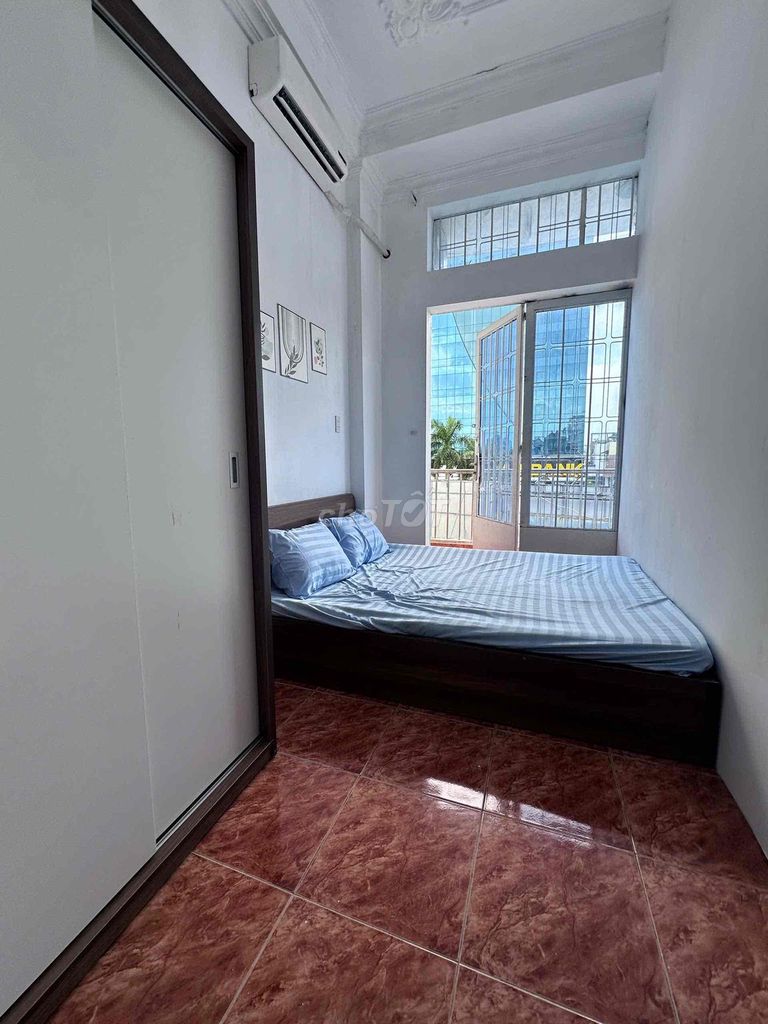 Two bedrooms. One 50-foot-and-a-half bathroom. Vv private washing machine, which is opposed by the Wimen Victory Tower.