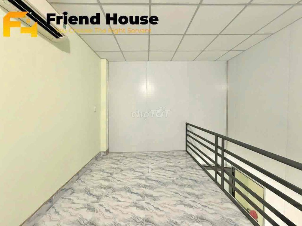The end of Nguyễn Thái Sơn is 500 meters from the iron bridge. The ground floor is 30 meters wide.
