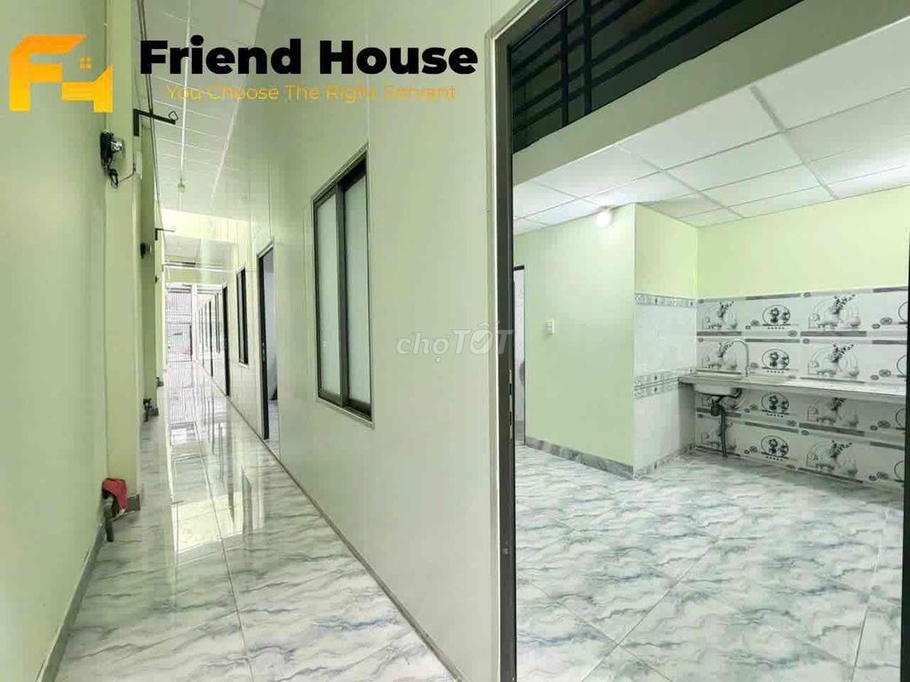 The end of Nguyễn Thái Sơn is 500 meters from the iron bridge. The ground floor is 30 meters wide.