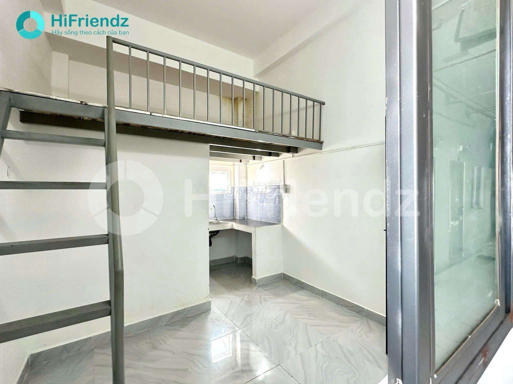 The living room is in the middle of a super-saltful, super-priceed hotel room.