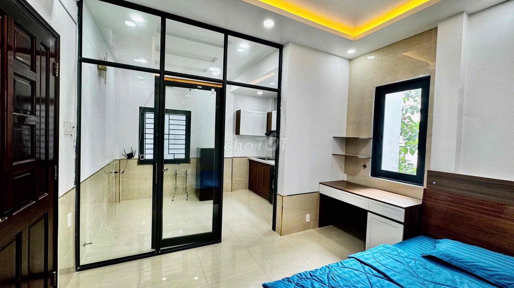 It's the owner who rents the studio to separate the kitchen from District 1 plus blue.