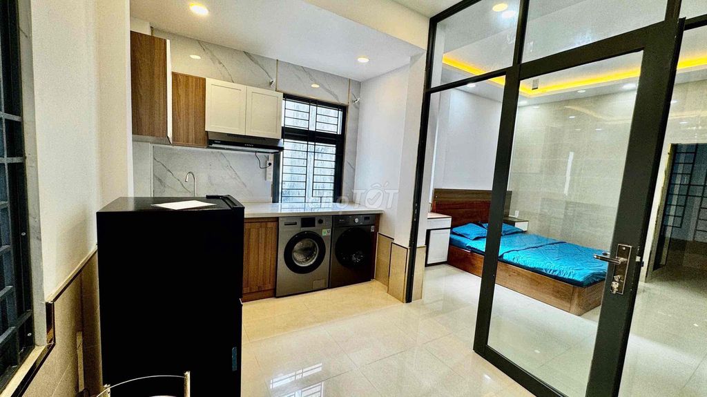 It's the owner who rents the studio to separate the kitchen from District 1 plus blue.