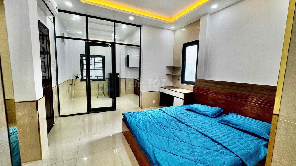 It's the owner who rents the studio to separate the kitchen from District 1 plus blue.