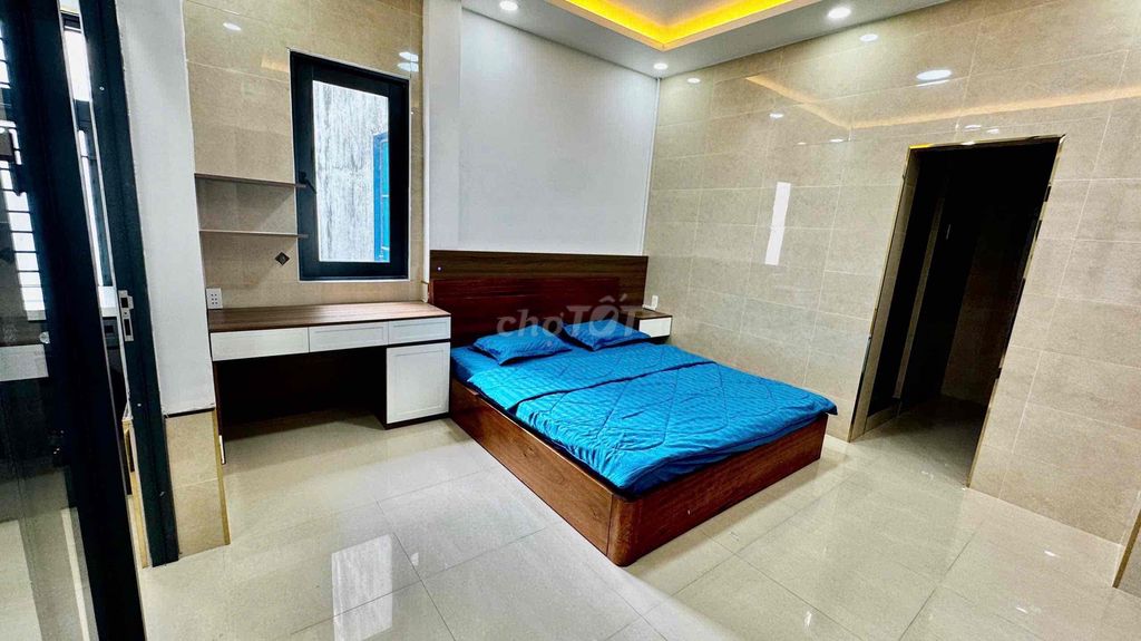 It's the owner who rents the studio to separate the kitchen from District 1 plus blue.