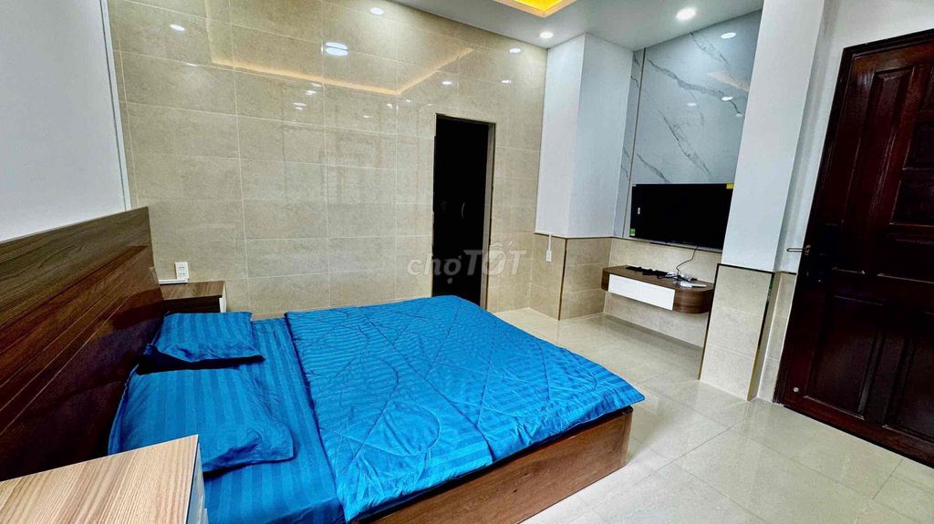 It's the owner who rents the studio to separate the kitchen from District 1 plus blue.