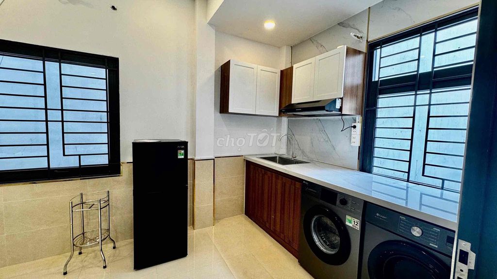 It's the owner who rents the studio to separate the kitchen from District 1 plus blue.