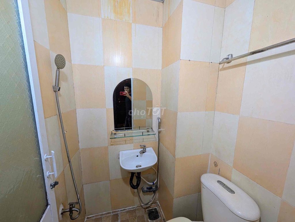 3 million eight students' rent, Lê Quang Định with air conditioning.