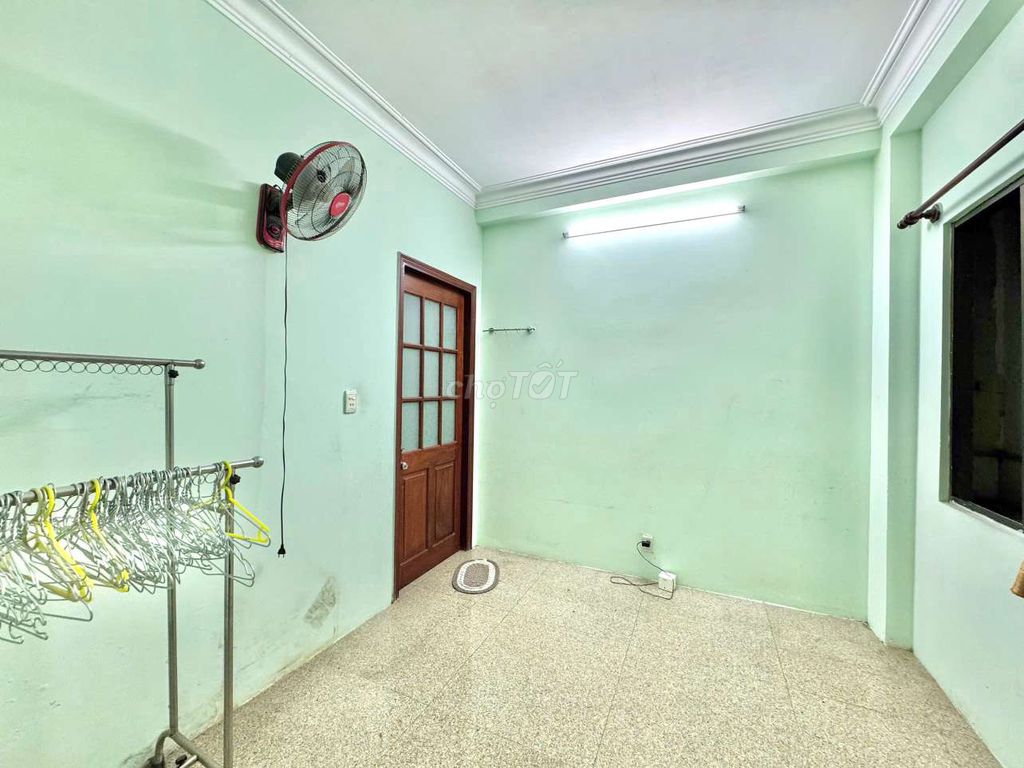 Rent us a room on Hòa Hưng.