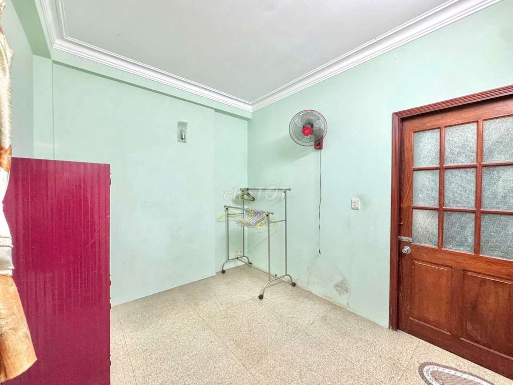 Rent us a room on Hòa Hưng.