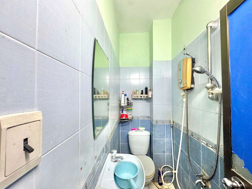 Rent us a room on Hòa Hưng.