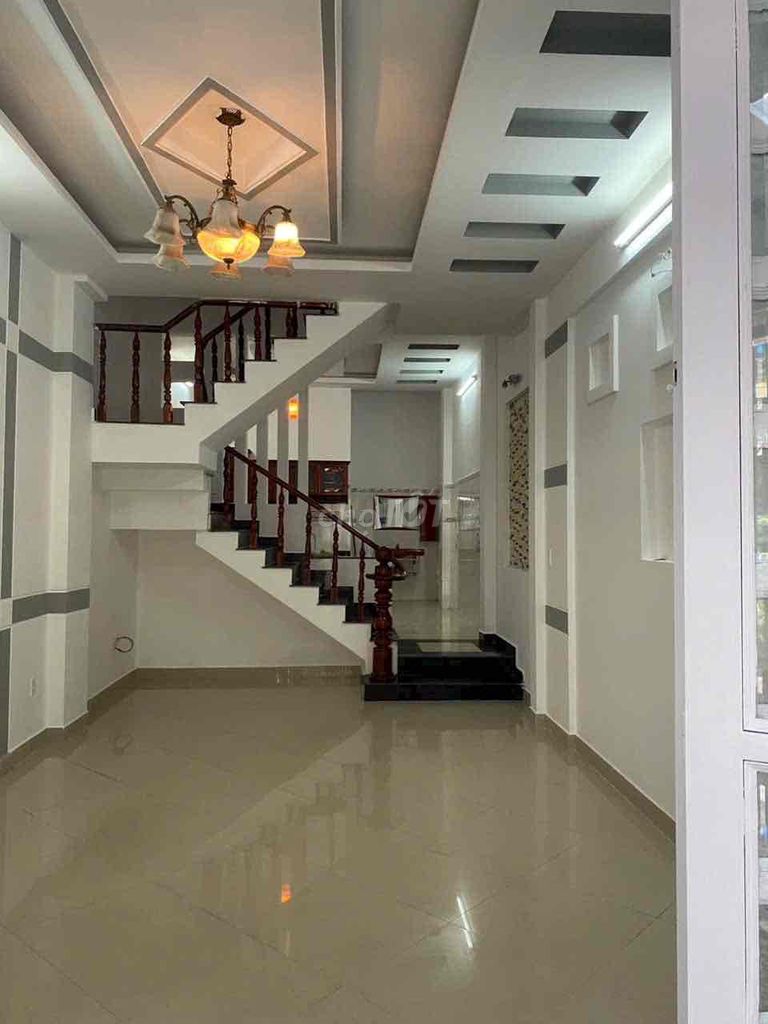 The refrigerator house 17_4 bedrooms cost the car 11 million feet of four stations.