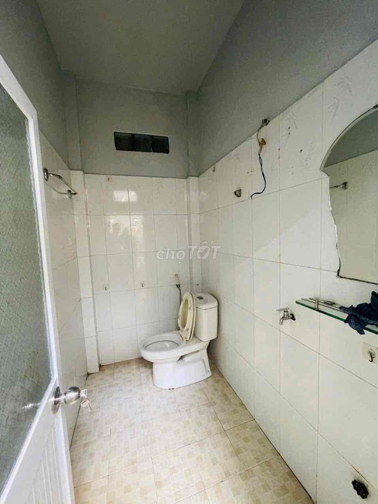 9 Linh Tây Street nearly 1 ,000 pounds, in violation of a two-room contract. 80 meters, 8 million toilets.