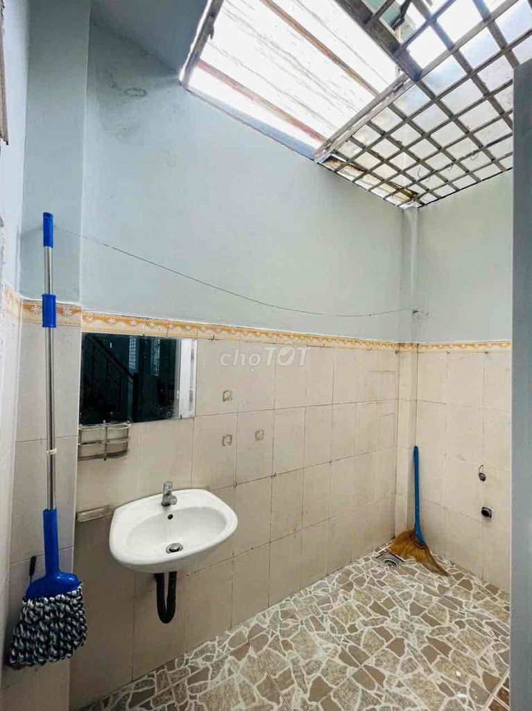 9 Linh Tây Street nearly 1 ,000 pounds, in violation of a two-room contract. 80 meters, 8 million toilets.