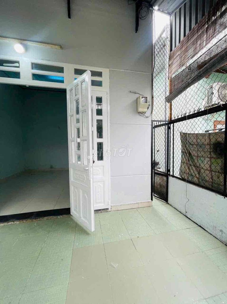 9 Linh Tây Street nearly 1 ,000 pounds, in violation of a two-room contract. 80 meters, 8 million toilets.