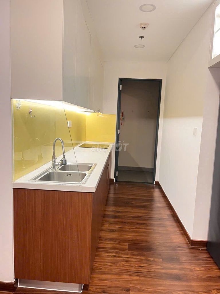 78 square feet, full interior. Two bedrooms. Two toilets.