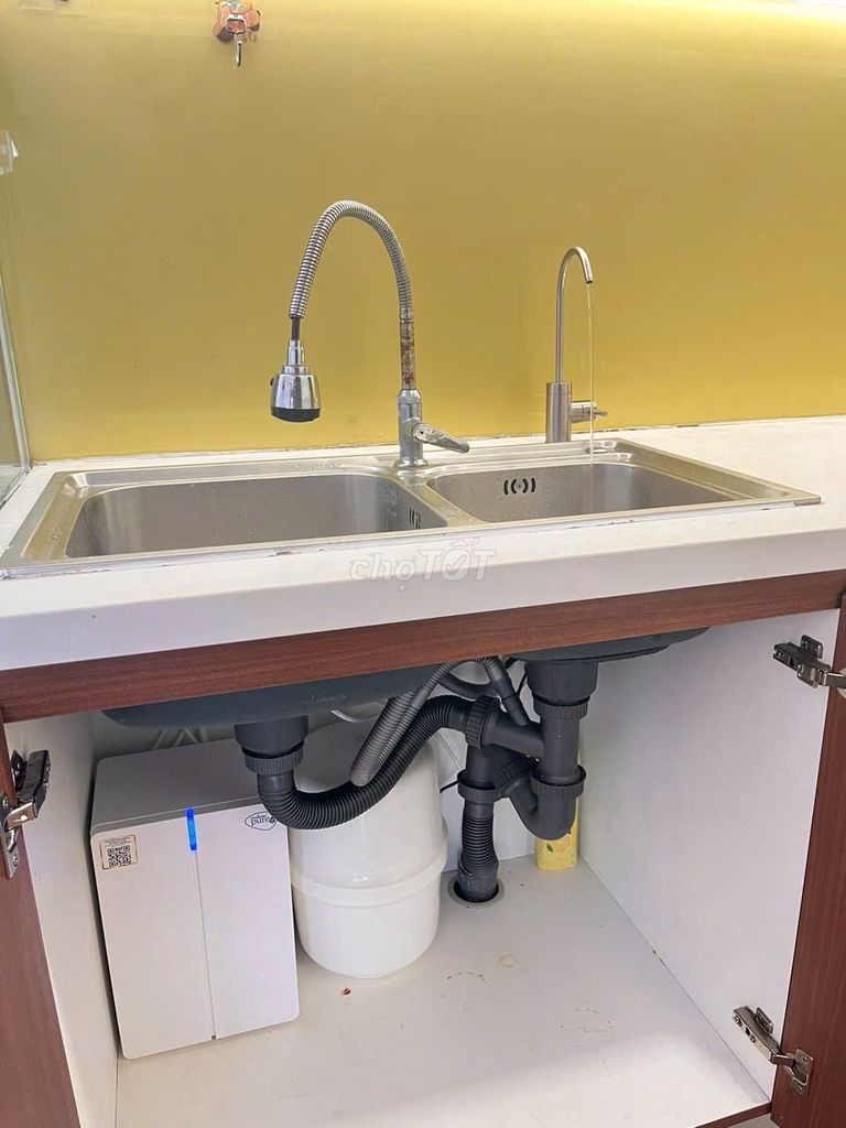 78 square feet, full interior. Two bedrooms. Two toilets.
