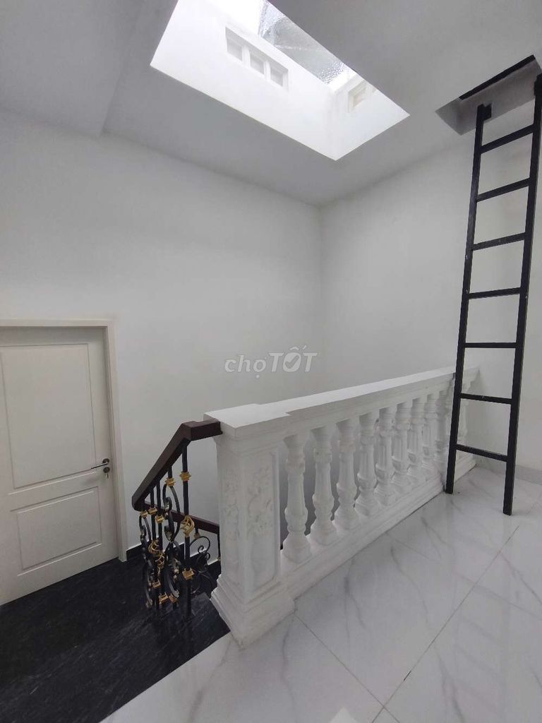 Rent a three-story Lê Thị Kim house.