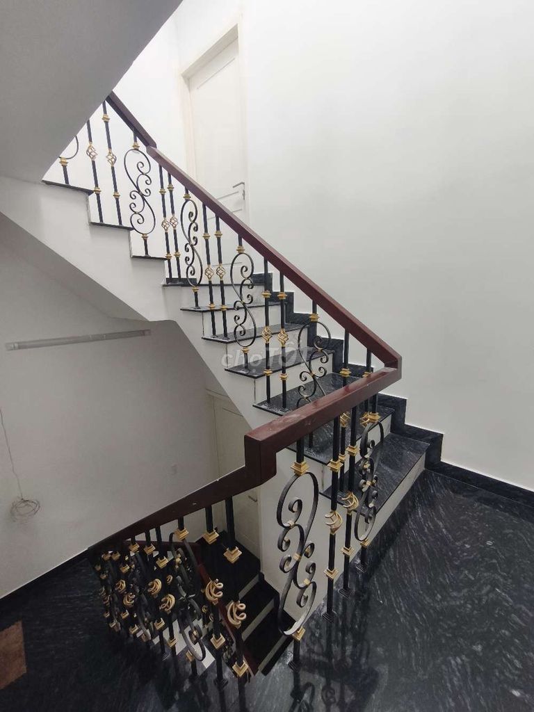 Rent a three-story Lê Thị Kim house.