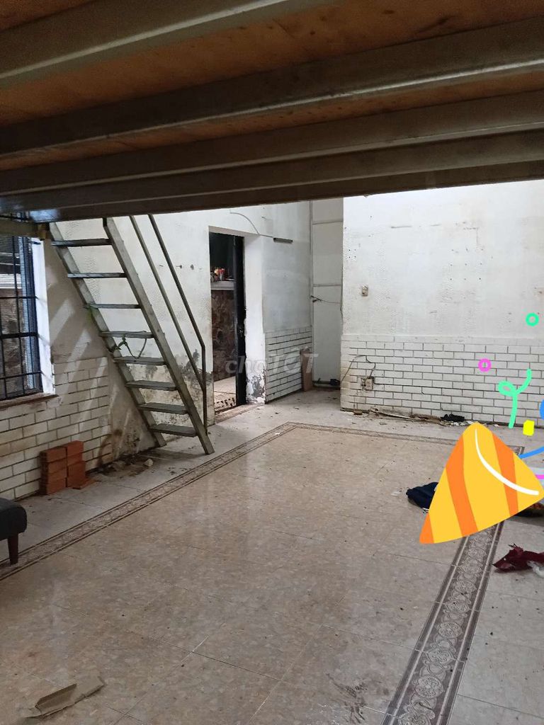 Rent the room with a guard - there's a window - there's a air conditioning.