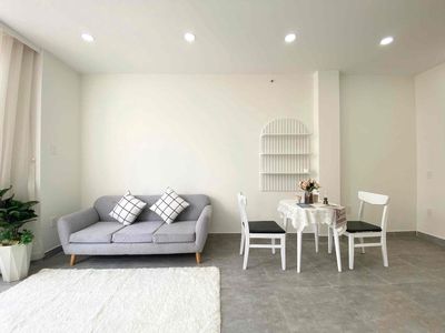 Hot! Hot! The balcony studio is a super-groom white milk-and-white kitchen.