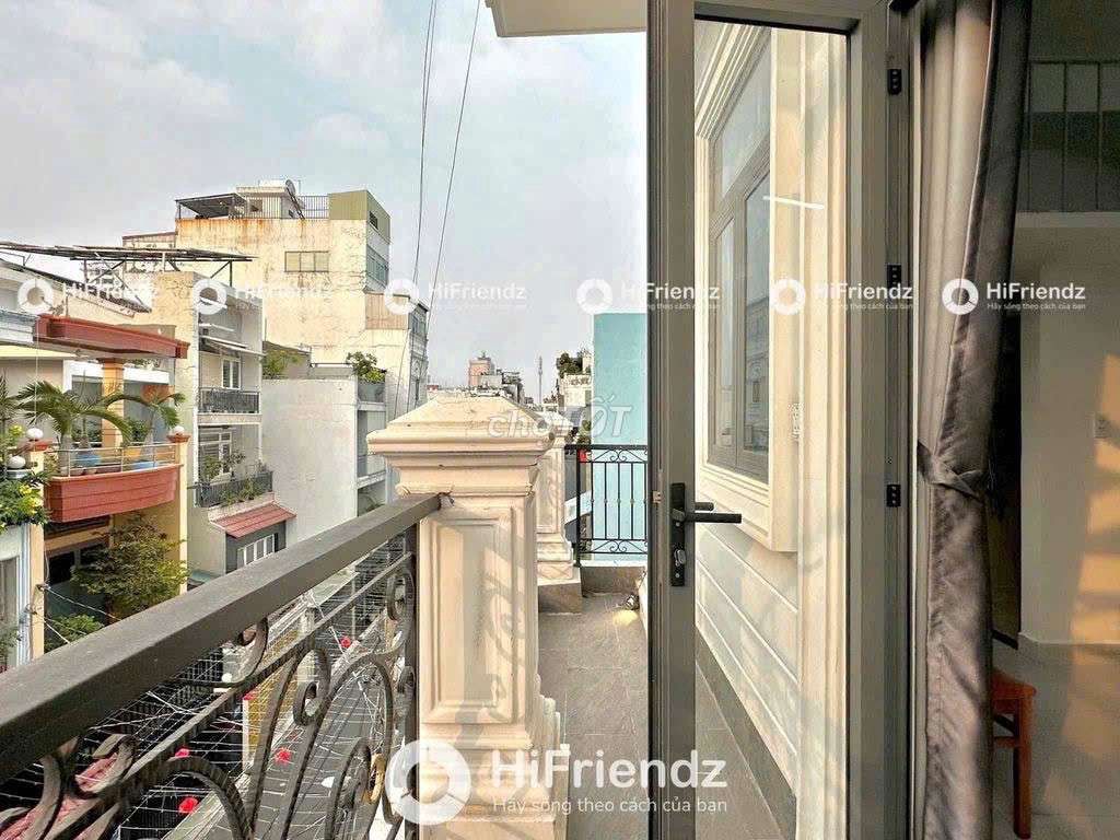 The new apartment is full of high-end balcony-backed lat-a-11s.