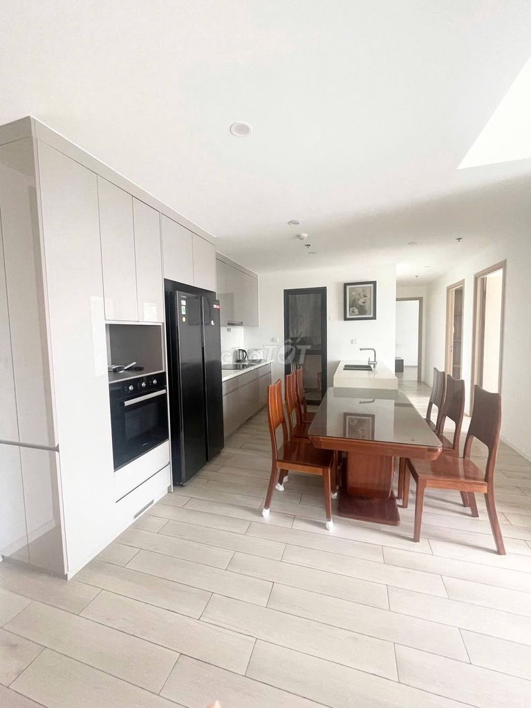 Rent a three-room Masteri Centre Point.