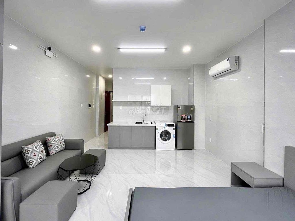 THE studio apartment - large sky windows - near the literary university - cheap prices